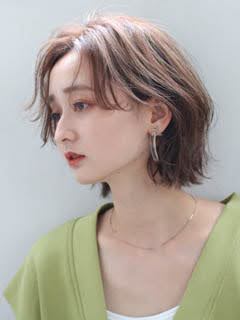 ショートヘアの女性