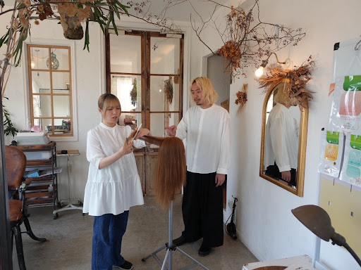 練習中の美容師