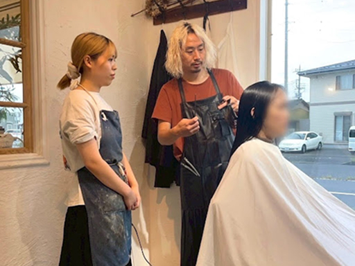 施術中の美容師とアシスタント